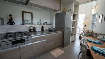 Fridge, microwave, stovetop, cookware/dishes/utensils