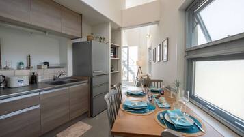 Fridge, microwave, stovetop, cookware/dishes/utensils