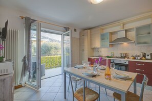 Fridge, microwave, stovetop, dishwasher - Agritur Laura - L'angolo dei Fiori 4, Torbole sul Garda, Italy (Torbole sul Garda)