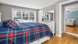 Un dormitorio con cama, cómoda y espejo.
