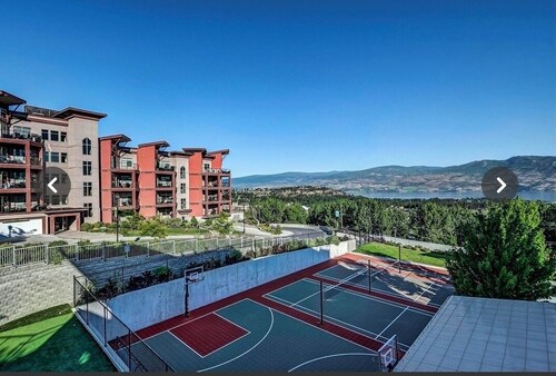 Modern 1-bedroom resort condo with AC in beautiful West Kelowna