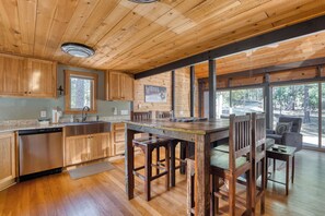 Fridge, microwave, oven, stovetop - Perfect Sunriver Escape, 3BR Cabin + SHARC Passes (Sunriver)