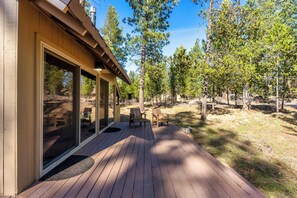 Terrace/patio - Perfect Sunriver Escape, 3BR Cabin + SHARC Passes (Sunriver)
