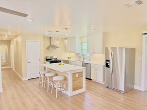 Private kitchen - 3-bedroom, 2 living,1 office house in awesome NW San Antonio near Medical Center (San Antonio)