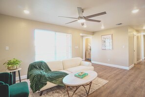 Living area - 3-bedroom, 2 living,1 office house in awesome NW San Antonio near Medical Center (San Antonio)