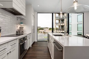 Private kitchen - Spacious 3BR Condo | Dual Kitchens | Pool +Hot Tub (Horseshoe Bay)