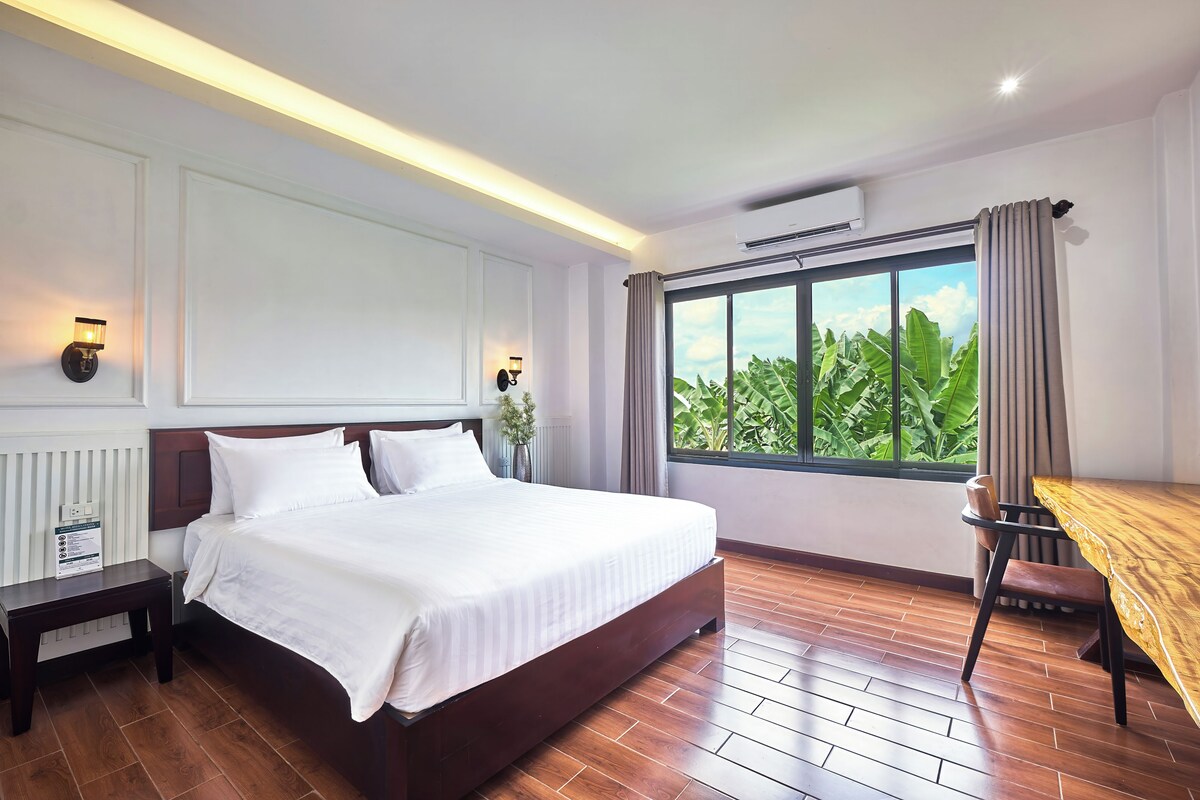 Deluxe Double Room, Garden View | Desk, WiFi (free), bed sheets