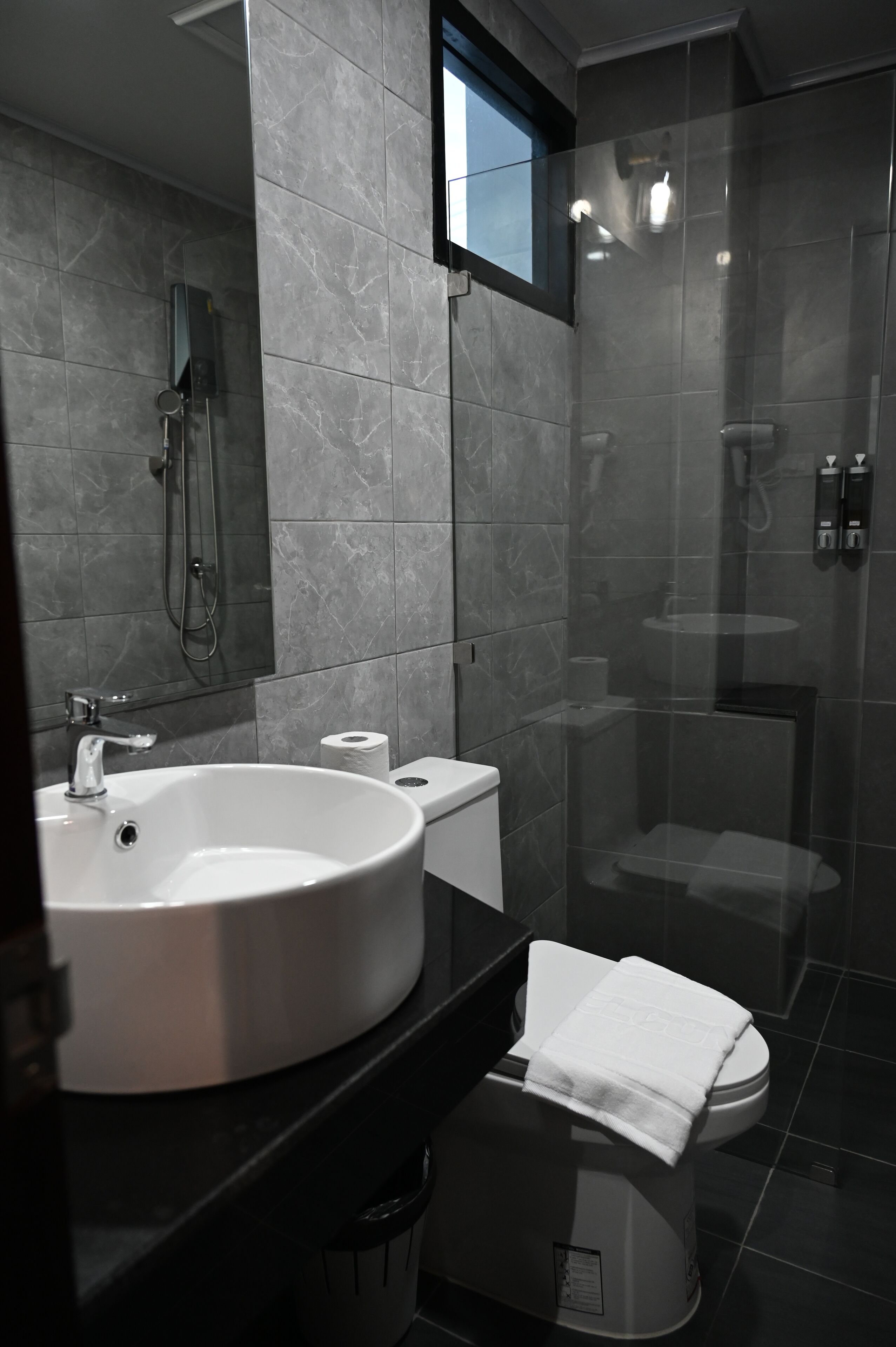 Comfort tweepersoonskamer, uitzicht op tuin | Badkamer | Een douche, een haardroger, handdoeken, zeep