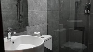 Comfort tweepersoonskamer, uitzicht op tuin | Badkamer | Een douche, een haardroger, handdoeken, zeep