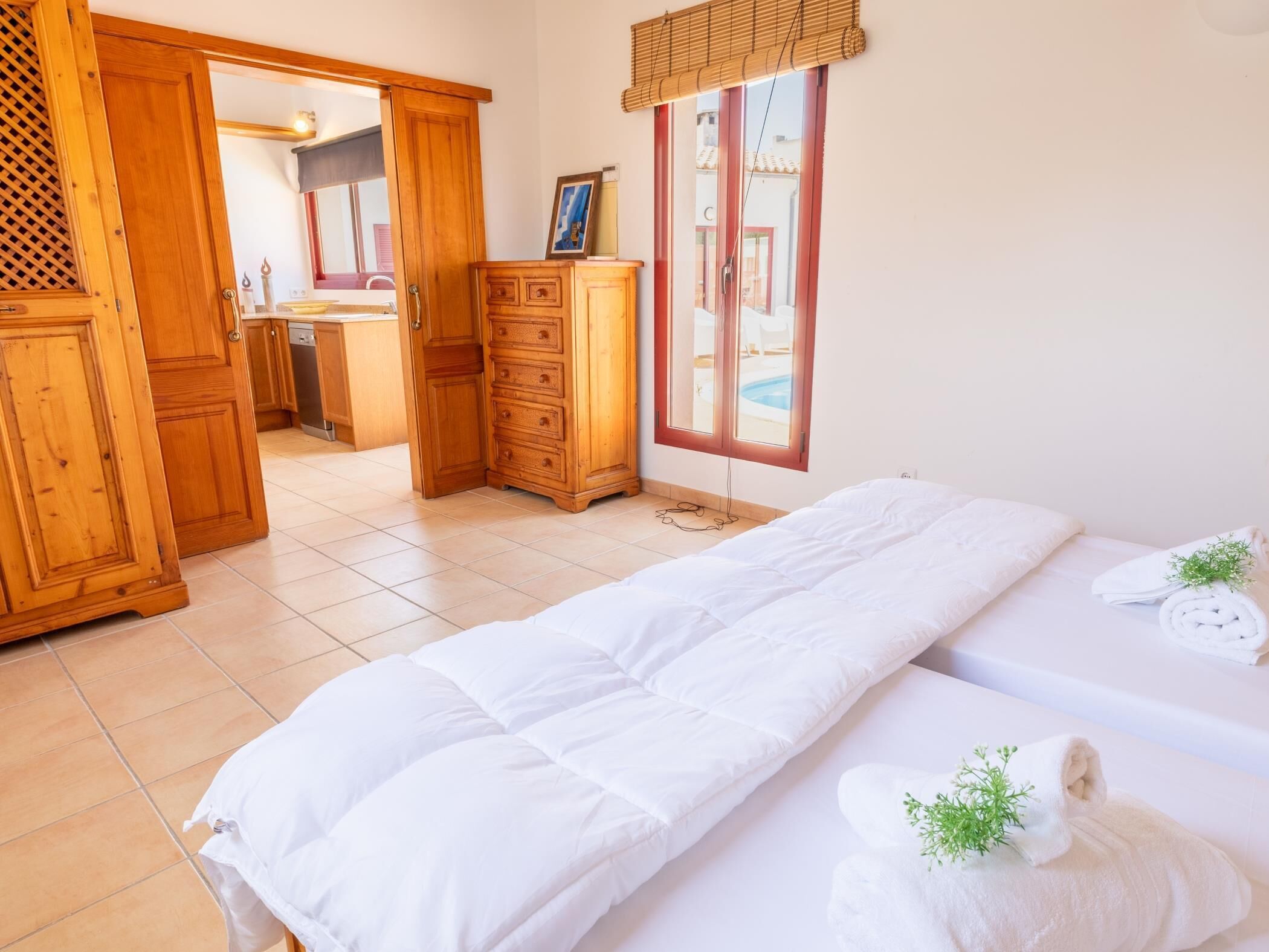 4 bedrooms, iron/ironing board, Internet, bed sheets