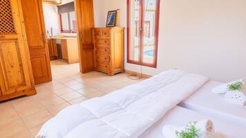 4 bedrooms, iron/ironing board, Internet, bed sheets