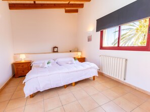 Tabla de planchar con plancha, acceso a internet y ropa de cama 
