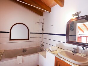 Shower, hair dryer, towels - Sa Taulera – Private Pool & WiFi in Capdepera (Capdepera)