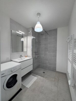 Bathroom - Vrbo Property (Chessy)