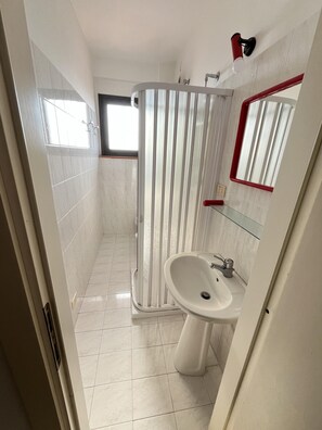 Shower, bidet - Lovely one-bedroom apartment near the sea, with wifi (Marcelli)