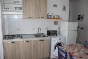 Private kitchen - Lovely one-bedroom apartment near the sea, with wifi (Marcelli)