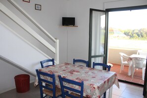 Dining - Lovely one-bedroom apartment near the sea, with wifi (Marcelli)