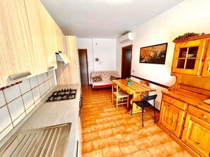 Private kitchen - Three-room apartment with a/c a few steps from the sea (Marcelli)