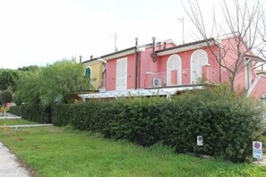 Exterior - New three-room apartment 100 m from the sea and center (Marcelli)