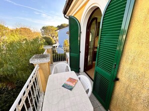 Outdoor dining - New three-room apartment 100 m from the sea and center (Marcelli)