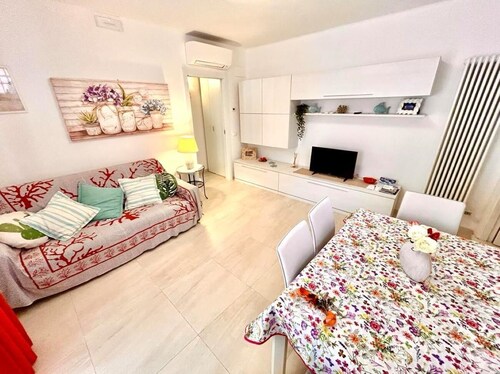 Brand new one-bedroom apartment in downtown with 2 bathrooms and WI-FI
