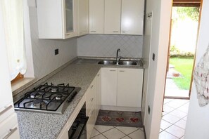 Private kitchen - Lovely three-room apartment with garden in the center (Numana)