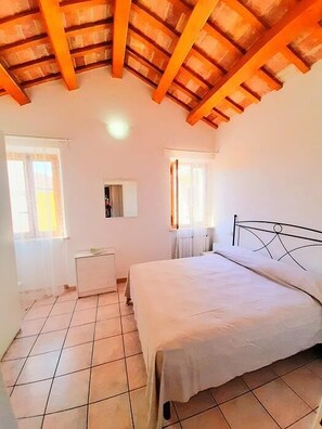 Room - Delightful quaint downtown skyline (Numana)