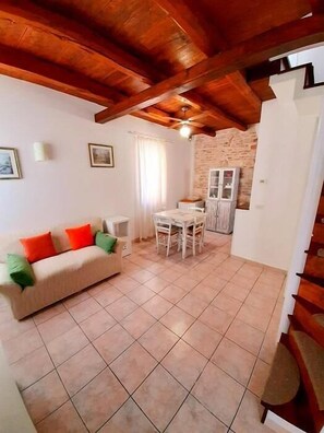 Smart TV - Delightful quaint downtown skyline (Numana)