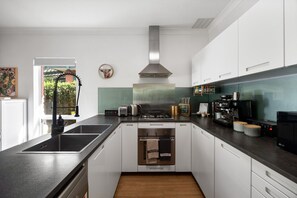 Geladeira, micro-ondas, fogão, cooktop