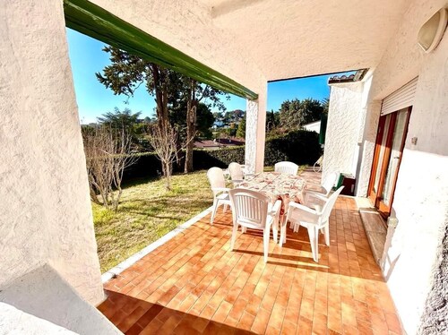 Beautiful villa with sea view garden