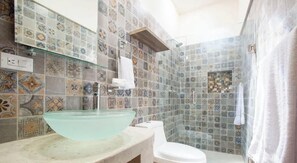 Shower, hair dryer, shampoo - Coastal Stay Steps From the Malecon (La Paz)