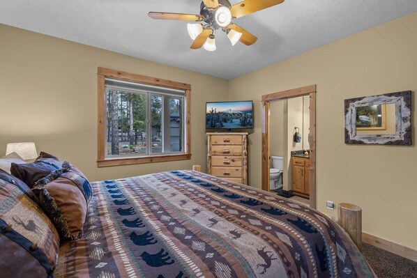 sunriver-vacation-rental-king-suite.jpg - Sunriver Lodge, 5 King Suites, Hot Tub, SHARC & Bikes, Sleeps 14 (Sunriver)