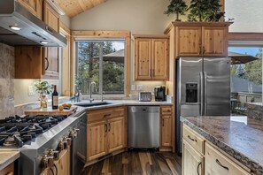 Fridge, microwave, oven, stovetop - Elkhorn Lodge, 5 King Suites, Hot Tub, SHARC Passes & Game Room (Sunriver)