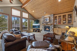 TV, fireplace, DVD player, ping pong - Elkhorn Lodge, 5 King Suites, Hot Tub, SHARC Passes & Game Room (Sunriver)