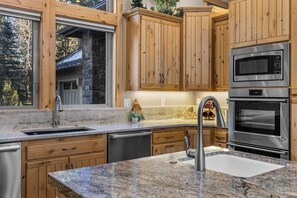 Fridge, microwave, oven, stovetop - 7 King Suites, Golf Views, Bikes, Hot Tub & SHARC Passes (Sunriver)