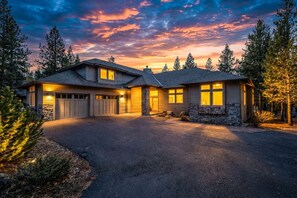 Exterior - 7 King Suites, Golf Views, Bikes, Hot Tub & SHARC Passes (Sunriver)