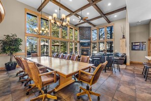 Dining - 7 King Suites, Golf Views, Bikes, Hot Tub & SHARC Passes (Sunriver)