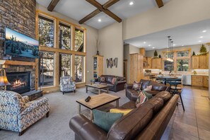 TV, fireplace, DVD player, ping pong - 7 King Suites, Golf Views, Bikes, Hot Tub & SHARC Passes (Sunriver)