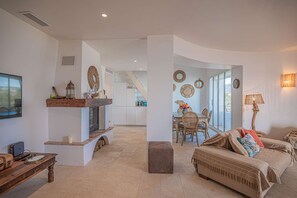 TV, fireplace - PORT GRIMAUD – PANORAMIC SEA VIEW APARTMENT WITHIN WALKING DISTANCE TO THE BEA (PORT GRIMAUD)