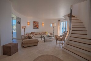 TV, fireplace - PORT GRIMAUD – PANORAMIC SEA VIEW APARTMENT WITHIN WALKING DISTANCE TO THE BEA (PORT GRIMAUD)