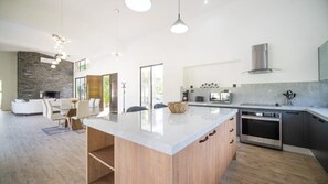 Private kitchen - In Tamarindo, spacious villa, steps from downtown and the beach. (Tamarindo)