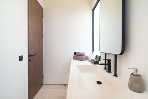 Dutxa, articles de tocador gratuïts, assecador de cabells i tovalloles 