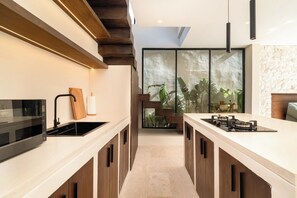 Frigorífico, microondas y utensilios de cocina