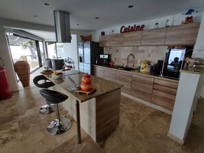 Private kitchen - Wonderful and chic villa for 6 people with swimming pool (LES ISSAMBRES)