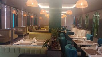 Deluxe Double Room | Dining