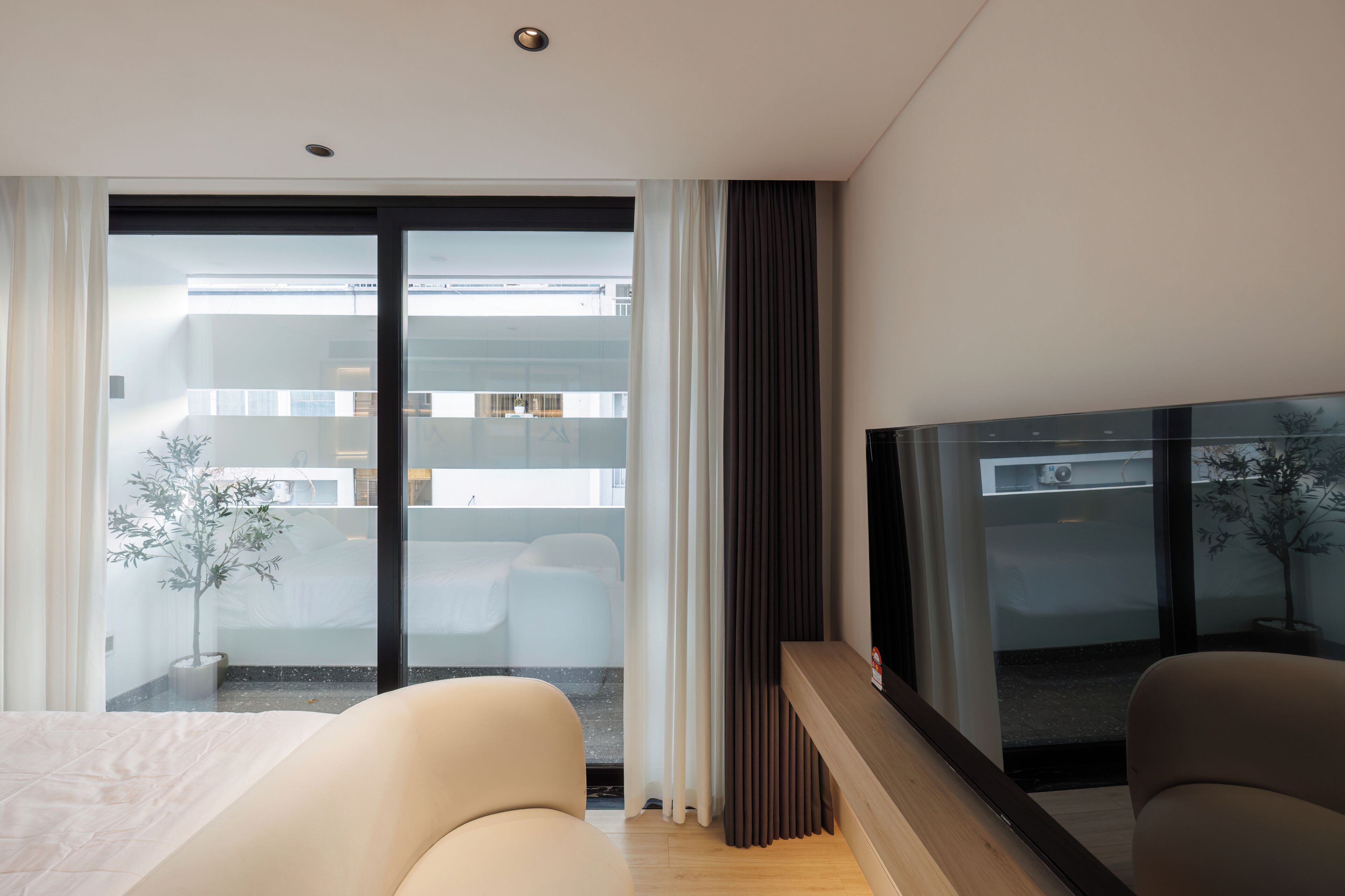 Habitación superior, vista al patio | Ropa de cama de alta calidad, edredón y camas con pillow-top 