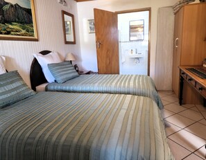 Room - Quiet guest cottage by nature reserve with mountain views. Close to amenities, (Montagu)