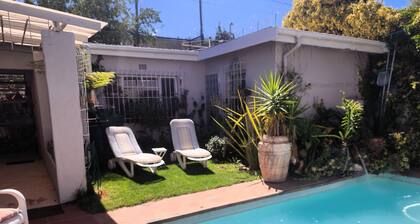 Quiet guest cottage by nature reserve with mountain views. Close to amenities,