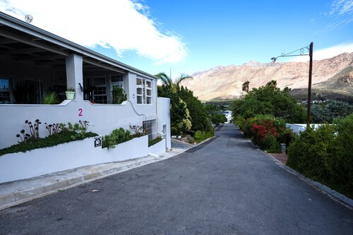 Quiet guest cottage by nature reserve with mountain views. Close to amenities,