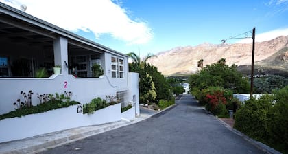 Quiet guest cottage by nature reserve with mountain views. Close to amenities,